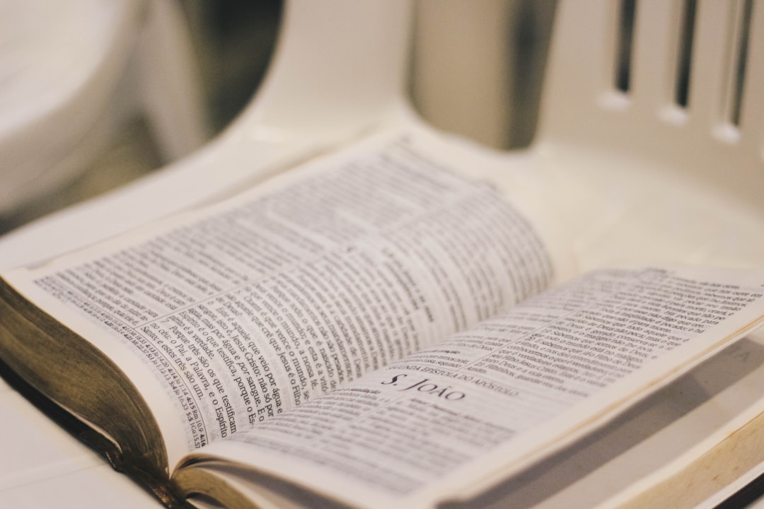 Estudo bíblico em grupo na Igreja Adventista